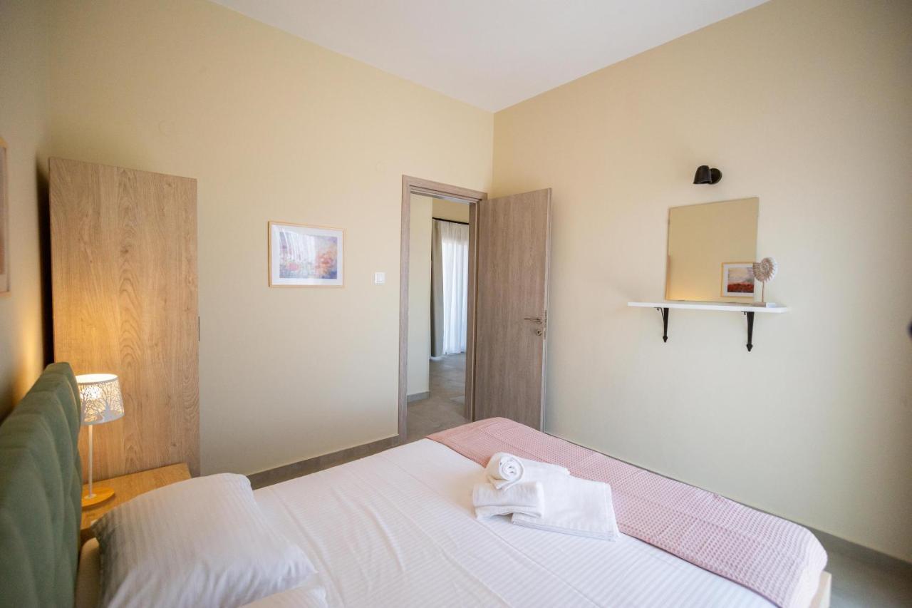 נאה פוטידאה Varkes Suites 1 מראה חיצוני תמונה